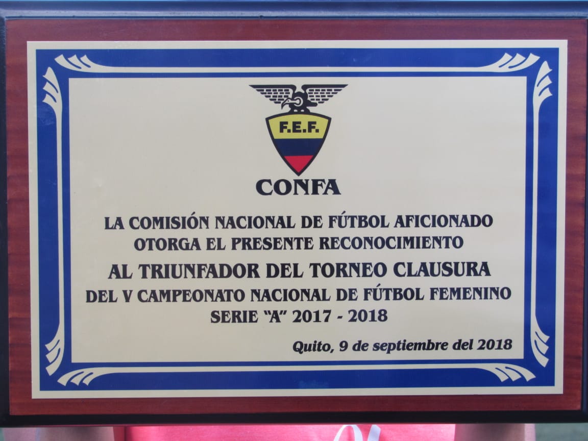 Ñañas recibió una placa tras ganar el Torneo Clausura